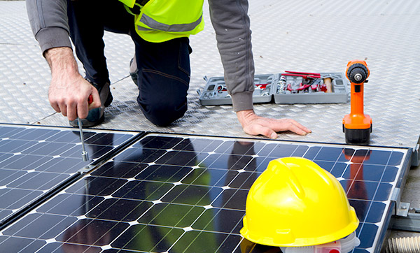 Tecnico al lavoro sui pannelli fotovoltaici