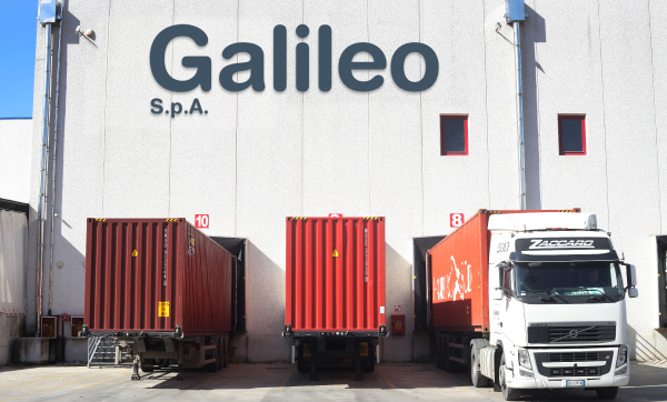 Banchine di carico del magazzino Galileo con i camion in sosta